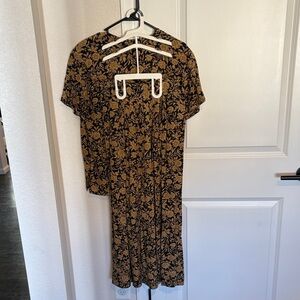 Jones New York Blouse and Skirt 2 Piece Set